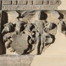 Wappenstein aus der Fassade des ehemaligen „Haus zum Rosenbaum“ in Erfurt