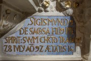 Kaufmannskirche Erfurt, Epitaph Sigismund von der Sachsen, Detail Schriftfeld, Zwischenzustand, Wiederherstellung des blauen Farbtones. Durch die zunehmende Verdichtung verschiedenfarbiger Punkte entsteht eine flimmernde hellblaue Oberflächenwirkung.