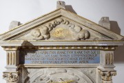 Kaufmannskirche Erfurt, Epitaph Sigismund von der Sachsen, Detail, Dreiecksgiebel mit Schriftfeld, Endzustand