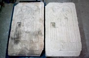 Epitaph des Vorstehers vom Heilig-Geist-Stift in Eisleben – links das Original (noch feucht) rechts die Kopie