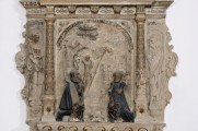 Detail Hauptrelief vor der Konservierung und Restaurierung. Der Gesamteindruck des Epitaphs war von einer kontrastarmen und undifferenzierten, wie von einem grauen Schleier verhangenen, Farbigkeit dominiert. Die Bleiweißfassung war vollständig verschwärzt