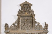 Detail des Giebels mit Trinität und Auferstehungsrelief. Die Farbfassung ist in den oberen Partien sehr gut erhalten, jedoch ist das Bleipigment verschwärzt. Zustand vor der Konservierung und Restaurierung. (Foto: Falko Behr)