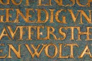 Kaufmannskirche Erfurt, Epitaph für Hans Ziegler - Detail des Schriftfeldes mit Punktretuschen zur Wiederherstellung der blauen Farbigkeit. (Foto: Candy Welz)