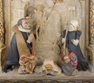 Detail Stifterfiguren mit Wappen. Die naturalistische Gestaltung der Inkarnate ist nach der Reinigung wieder deutlich erlebbar. Durch die Abnahme von Überfassungen des 19. Jahrhunderts kommt die farbliche Gestaltung der Kleidung  wieder zum Vorschein.