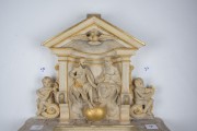 Kaufmannskirche Erfurt, Epitaph für Hans Ziegler - Detail des Giebels mit der Darstellung der Trinität nach der Konservierung und Restaurierung. Der Farbdreiklang von weiß, gold und blau ist wieder wahrnehmbar. (Foto: Candy Welz)