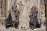 Kaufmannskirche Erfurt, Epitaph für Hans Ziegler - Detail der vollplastisch ausgearbeiteten Stifterfiguren mit Wappen vor der Konservierung und Restaurierung.