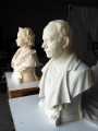 Skulptur — „Carl Alexander" (Endzustand) im Hintergrund die Gemahlin Sophie...