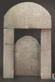 Stele und Portalgewände aus dem Grab des Hatiay, nach der konservatorischen Behandlung