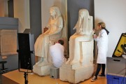 Skulptur — Grabstatue des Maya, während der konservatorischen und restauratorischen Behandlung (links im Bild)