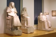 Skulptur – Grabstatue des Maya in der Ausstellung (links im Bild)