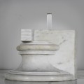 Skulptur — „Friedrich Schiller“ - Sockel mit neuem Dübe aus Acrylglas