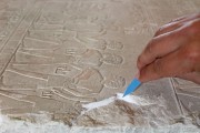 Wandrelief aus dem Grab des Merymery (Inv. Nr. AP 6b) – Detail, während der Oberflächenformulierung der Steinergänzungsmasse