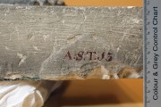 Grabstatue des Amenhotep Huy – Detail, farbliche Integration des Rissverschlusses, ausgeführt als Punktretusche