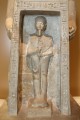 Skulptur – Grabstatue des Raia (nach der farblichen Integration der Anböschungen und Oberflächenverschlüssen von Schalen und Rissen mittels Punktretusche)
