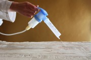 Wandrelief aus dem Grab des Merymery (Inv. Nr. AP 6b) – Detail, während der Farbfassungsfestigung und Applikation JunFunori® mittels Ultraschallvernebler