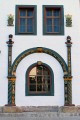 Lutherhaus Eisenach – Rundbogenportal, Engelreliefs mit Inschriftkartuschen und Fenstergewände nach der konservatorischen und restauratorischen Behandlung.