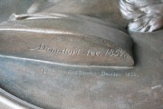 Grabstein für Martin Tonndorf — Endzustand, Detail Signatur "AD [ligiert] Donndorf fec. 1854."