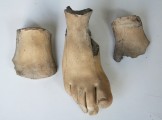 Plastik — „Knöchelspielerin“ Detail Fuß nach der Abnahme und Entfernung des Klebematerials