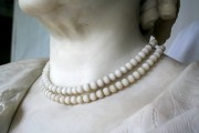 Skulptur — „Großherzogin Sophie", einzelne Perlen auf einer Schnur aufgefädelt (Vorzustand)