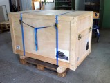 Plastik — „Schlafende“ in Transportkiste auf dem Weg nach Köln